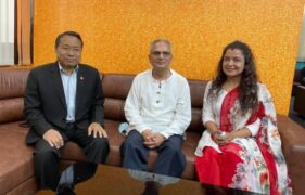 थापा र पुनसँग जम्काभेटपछि भट्टराईकाे ठट्टा- नलाऊ माया दुईतिर…भनेर गीत गाउनेहरू तीनतिर भइयो