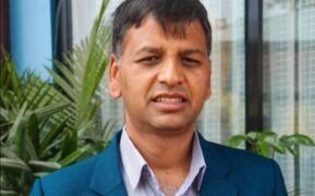 दिल्लीमा प्रचण्ड र आरजुकाे भेटप्रति एमाले नेताकाे टिप्पणी : सत्ता बाँडफाँडको भद्दा झल्को