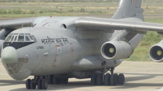 तस्बिरमा हेर्नुहाेस् गौतमबुद्ध अन्तराष्ट्रिय विमानस्थलमा भारतीय वायु सेनाको विमान