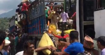 धादिङमा किसानले लुटे दुई ट्रक रासायनिक मल