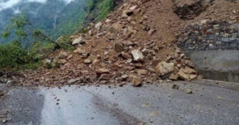 पहिरोका कारण डेढ दर्जनभन्दा बढी सडक अवरुद्ध, सवारी आवागमन प्रभावित