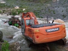 ट्याक्टरकाे उद्धारमा गएको एक्स्काभेटर बीच नदीमा फसेपछि…