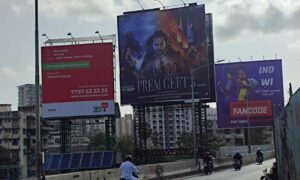हलिउड र बलिउड सिनेमाले ओगट्ने मुम्बईका प्रचार बाेर्डमा ‘प्रेम गीत ३’ को पोष्टर