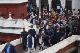 पशुपतिको आरतीमा पुगे ओली (तस्बिरहरु)