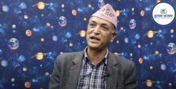 डु्ब्न लागेका ओलीले बच्नको लागि सर्प समाते (भिडिओसहित)