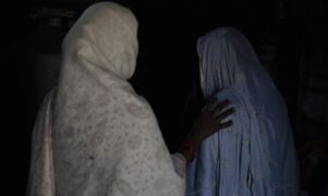 एक भारतीय आमा जसले आफ्नी छाेरीकाे “मृतक” बलात्कारी पत्ता लगाइन्