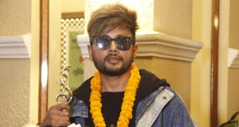 कुटपिट गरेको भन्दै दुर्गेश थापाविरुद्ध प्रहरीमा उजुरी