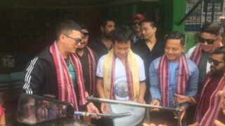 पल शाहले दिए हर्क साम्पाङलाई गैँती र बेल्चा उपहार