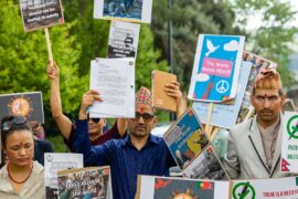 रसिया-युक्रेन युद्ध अन्त्यकाे माग राखेर पाेर्चुगलमा नेपालीकाे शान्तिपूर्ण विराेध प्रदर्शन (फाेटाेफिचर)