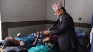देशविदेशबाट आएको सहयोग यातायात मन्त्री ज्वालाले बुझाए घाइते सुनिता बोहोरालाई