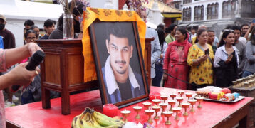 सारुकको संझनामा बौद्ध स्तुपामा दीप प्रज्ज्वलन