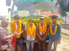 गाउँमा बस पुगेपछि स्थानीयमा खुसीयाली, पूजा गरेर स्वागत