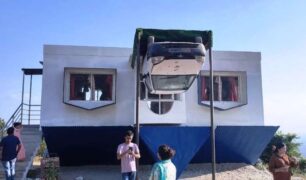 पर्यटक तान्दै ‘उल्टो घर’