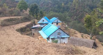 रामेछाप,मैदानेका विद्यार्थीको पीडा : दैनिक पाँच घण्टामा जङ्गल छिचोलेर विद्यालय