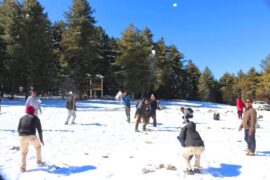 रारातालको किनारमा हिउँमा रमाउँदै आन्तरिक पर्यटक