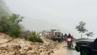 लामो यात्रा गर्दै हुनुहुन्छ ? यी सडक पहिरोले थुनिएका छन्