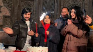 ‘झिंगेदाउ २’को सेटमै सरप्राइज केक काट्दै मनाइन् केकीले आफ्नो जन्मदिन